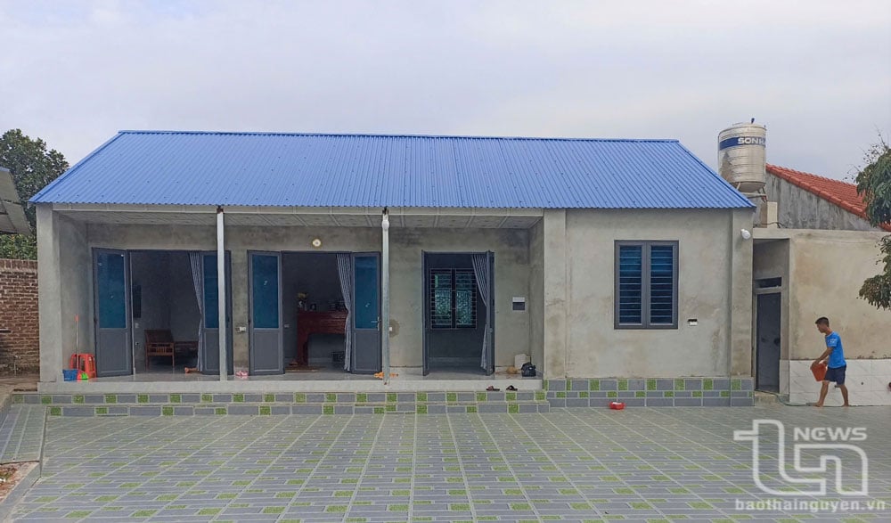 بفضل دعم لجنة جبهة الوطن الأم الفيتنامية في مدينة فو ين، بلدية ثانه كونغ، والجهود المشتركة للأفراد والجماعات، تمكنت عائلة السيد فام سي نجوين، وهي أسرة فقيرة في قرية توم 2، بلدية ثانه كونغ، من بناء منزل جديد وواسع.