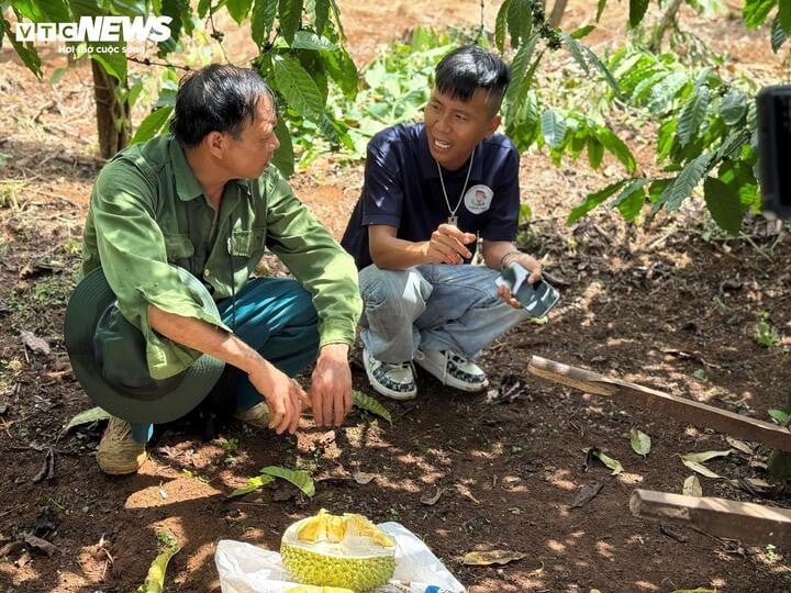 Kỹ sư Trần Hải đến phổ biến kỹ thuật trực tiếp cho người dân.