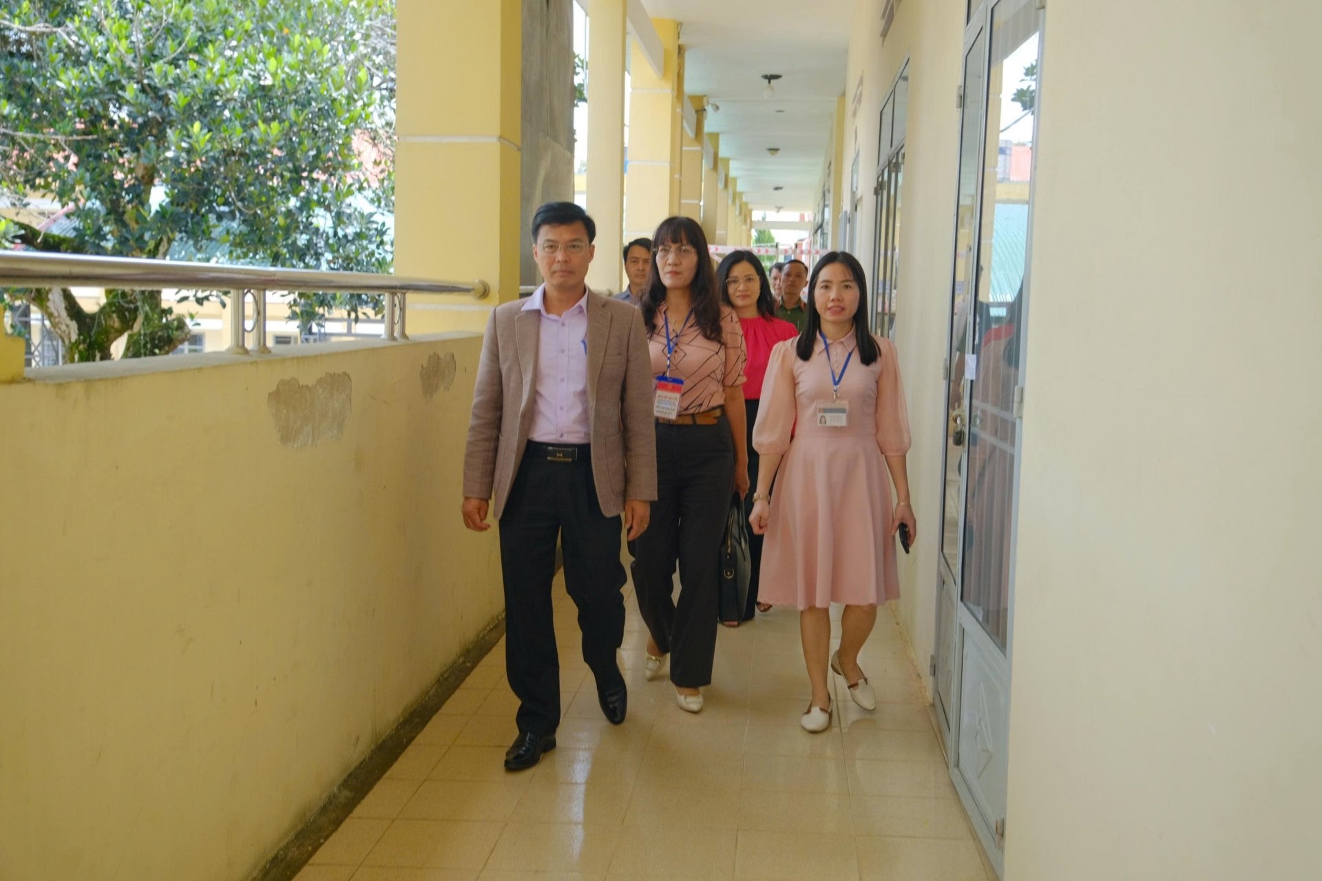 Vice Chairman of the Provincial People's Committee Dinh Van Tuan and the working delegation inspected the Examination Council of Loc Thanh High School, Bao Loc City.