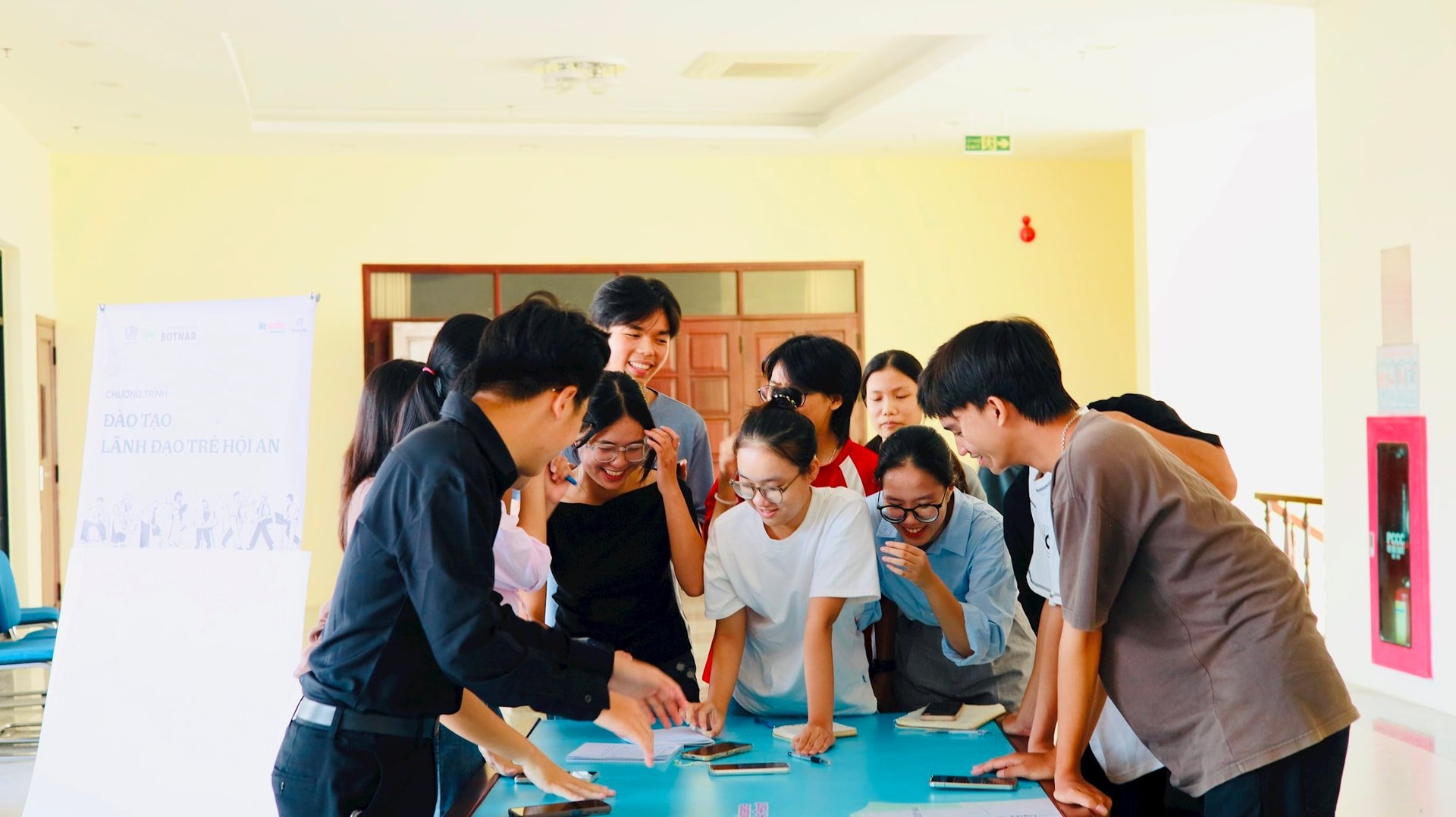 Các bạn học sinh tích cực làm việc nhóm trong buổi đầu tiên