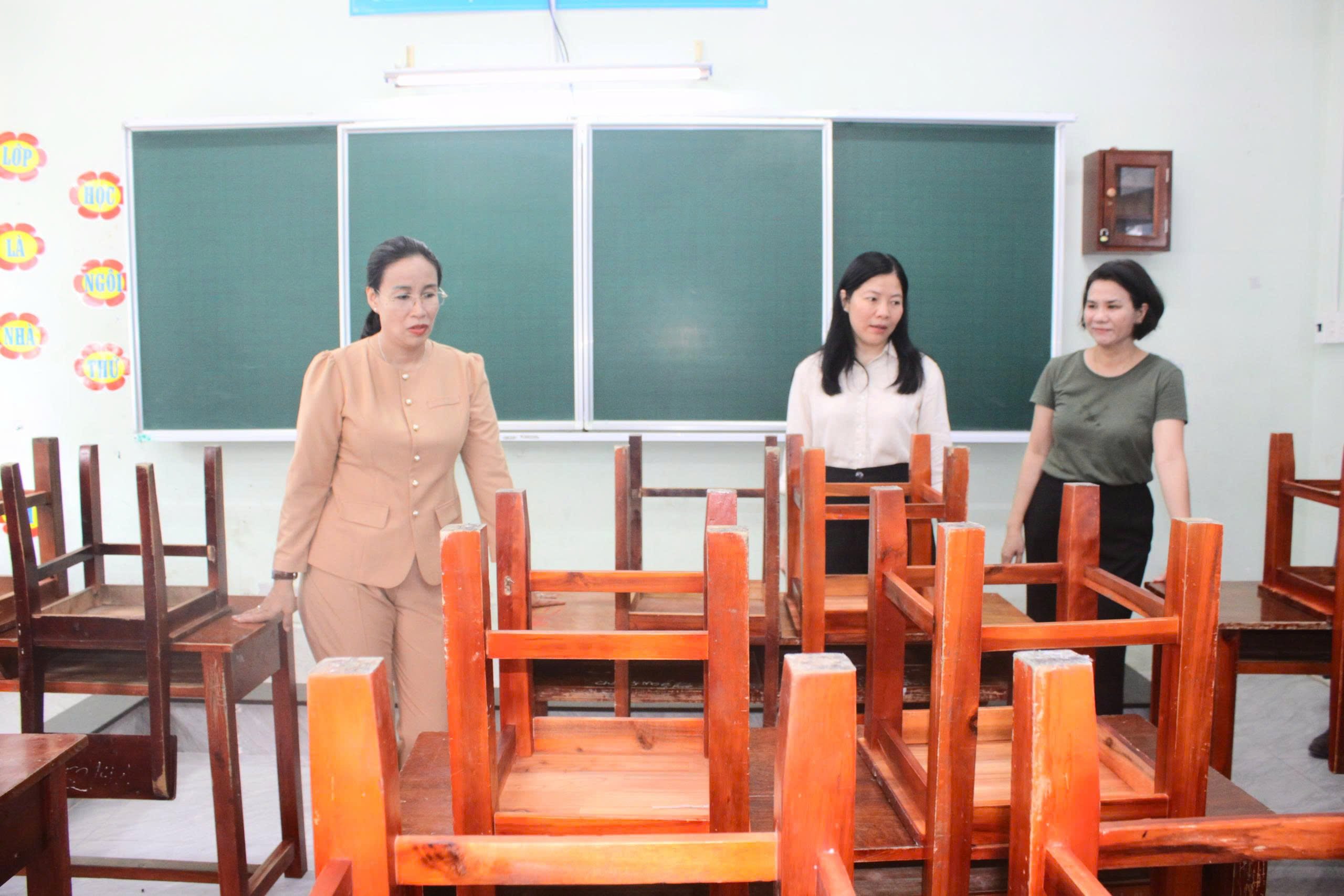 Sĩ tử miền Trung lên chùa cầu may trước kỳ thi tốt nghiệp THPT 2025 - Ảnh 6.