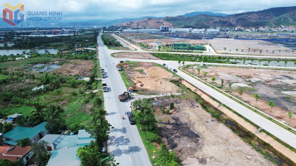 Construction of the project to upgrade provincial road 338. Photo: Thanh Cong
