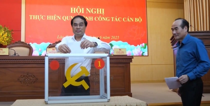 Các đại biểu tiến hành bỏ phiếu giới thiệu nhân sự