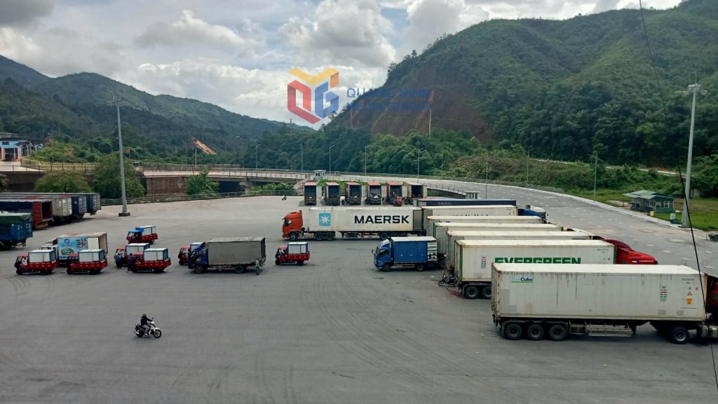 Bốc xếp hàng hoá xuất khẩu tại  cửa khẩu Bắc Phong Sinh