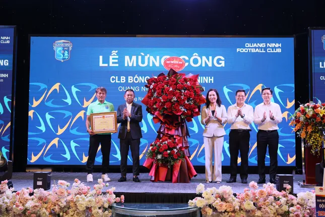 ដំឡើង​ថ្នាក់​ដល់​កងពល​លេខ​១ Quang Ninh ទទួល​បាន​ប្រាក់​រង្វាន់​រាប់​ពាន់​លាន​រូប