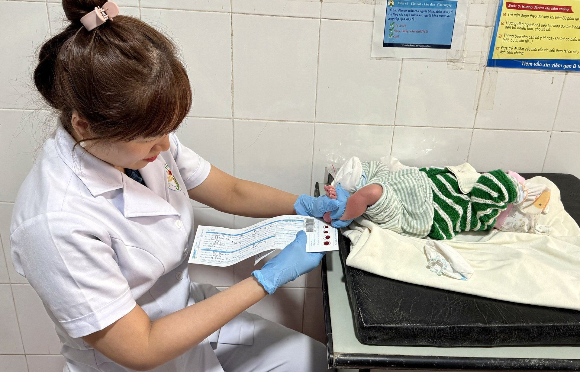 Trung tâm Y tế huyện Lâm Hà lấy máu ở gót chân của trẻ sơ sinh để gửi xét nghiệm sàng lọc phát hiện bệnh