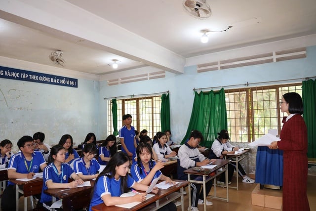 Thi tốt nghiệp THPT 2025: Nhiều hoạt động hỗ trợ thí sinh đồng bào dân tộc - Ảnh 1.
