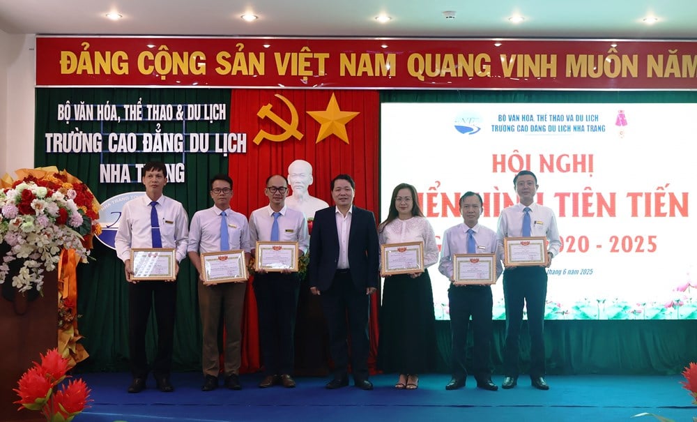 Trường Cao đẳng Du lịch Nha Trang: Khen thưởng tập thể và cá nhân xuất sắc - Ảnh 1.