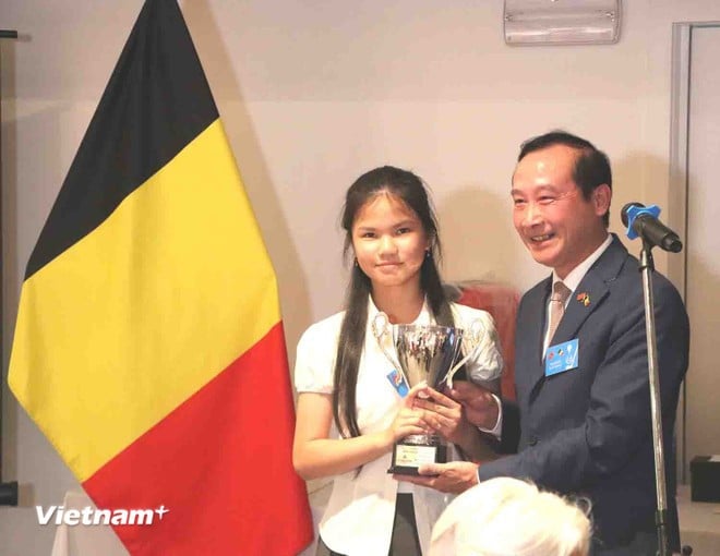 Đại sứ Việt Nam tại Bỉ và EU Nguyễn Văn Thảo trao giải quán quân nữ cho cháu Nguyễn Ngọc Kim Ngân, 13 tuổi, golf thủ trẻ tuổi nhất giải. (Ảnh : Hương Giang/Vietnam+)