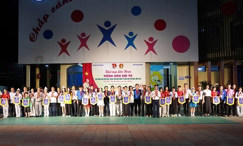 Các đại biểu trao Cờ lưu niệm cho các đoàn tham gia liên hoan.