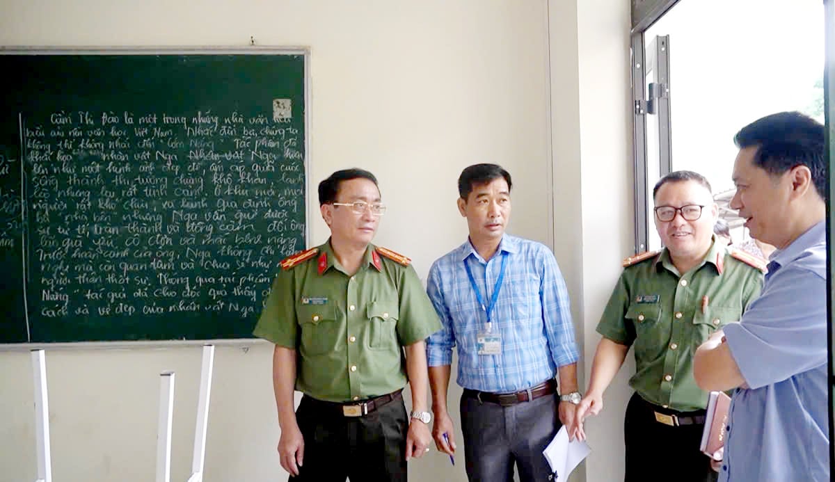 คณะทำงานคณะกรรมการอำนวยการสอบระดับจังหวัดประจำปี 2568 ตรวจสอบการเตรียมการสอบจบการศึกษาระดับมัธยมศึกษาตอนปลายประจำปี 2568 ในฮวงซูพี 