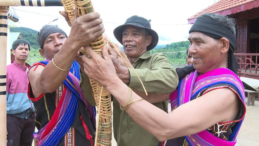 2anh-3-gia-lang-dinh-hmunh-cung-nguoi-dan-tham-gia-cac-hoat-dong-cua-lang-anh-thanh-sang.jpg