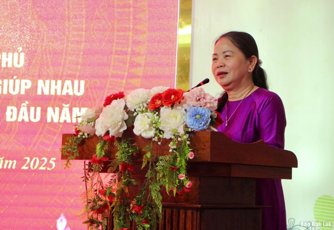 ប្រធានសមាគមមនុស្សចាស់ខេត្ត Trieu Thi Ngoan ថ្លែងក្នុងសន្និសីទ។