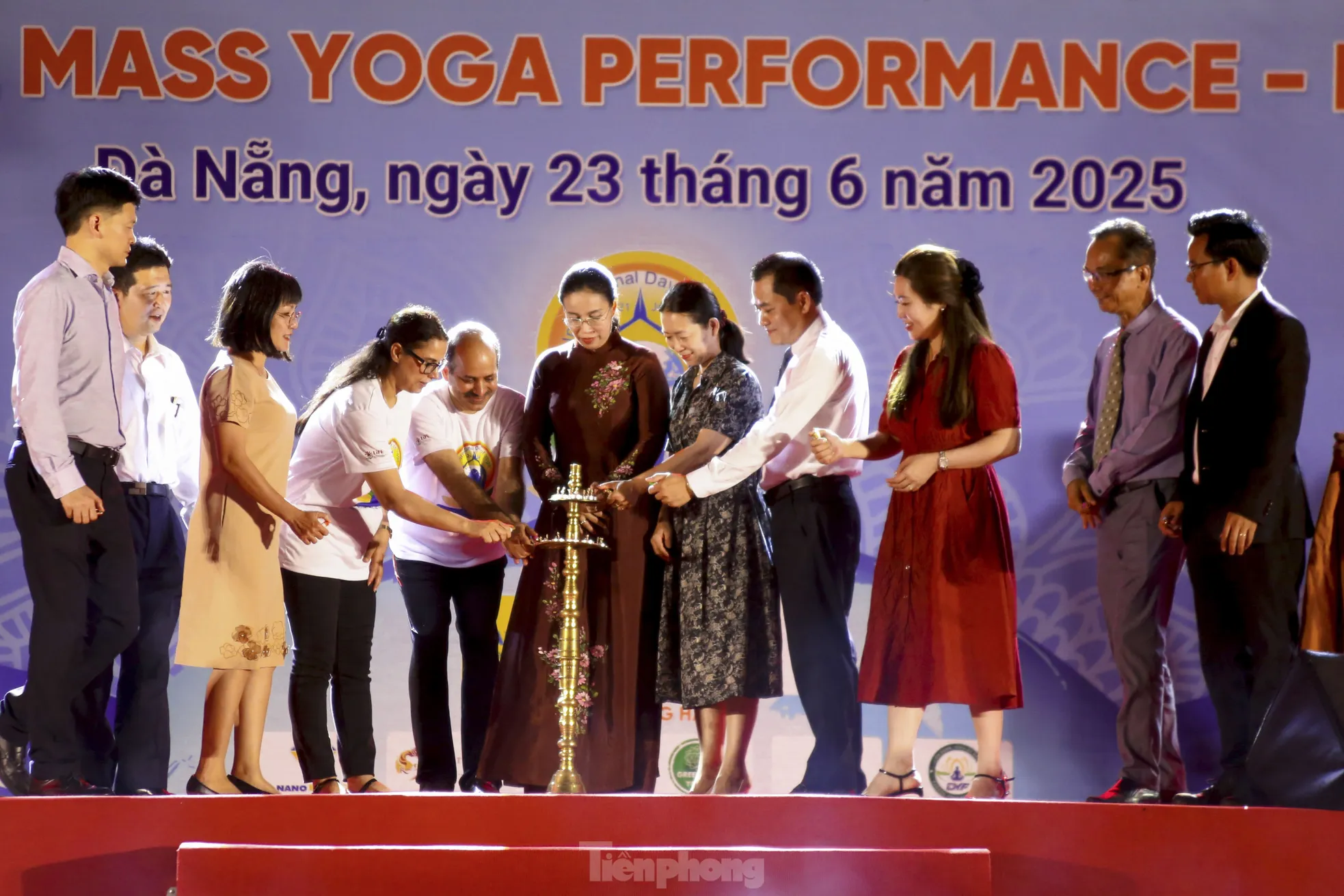 ชาวดานังกว่า 1,000 คนเผยแผ่จิตวิญญาณโยคะนานาชาติ ภาพที่ 9
