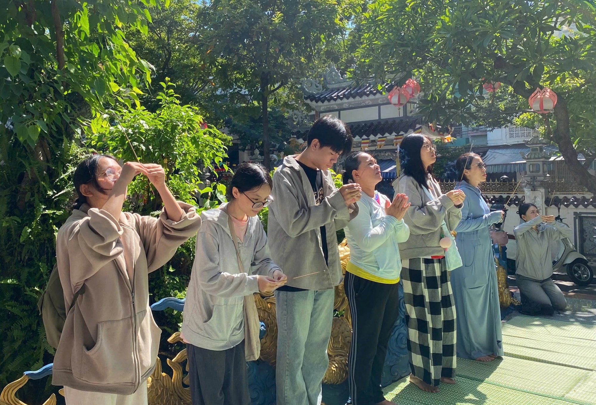 Sĩ tử miền Trung lên chùa cầu may trước kỳ thi tốt nghiệp THPT 2025 - Ảnh 2.