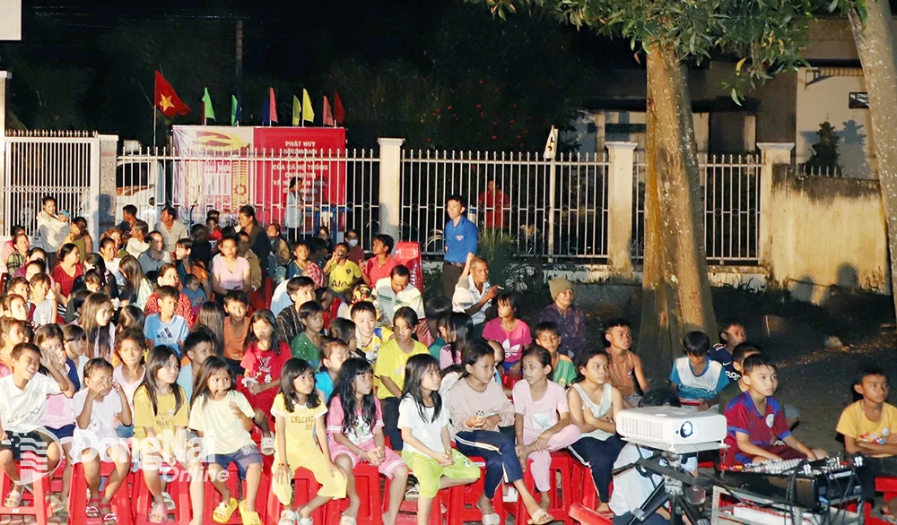 Các em thiếu nhi ở huyện Tân Phú xem chiếu phim lưu động hè do Trung tâm Văn hóa - điện ảnh Đồng Nai tổ chức. 