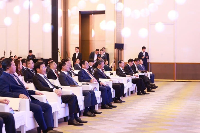 Premierminister Pham Minh Chinh und Delegierte beim Vietnam-China Business Connection Forum – Foto: VGP/Nhat Bac