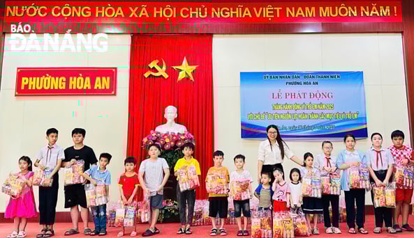 Trong tháng hành động vì trẻ em năm 2025, các địa phương đặc biệt quan tâm đến trẻ em yếu thế, khó khăn. Trong ảnh: UBND phường Hòa An (quận Cẩm Lệ) trao quà cho trẻ em yếu thế.  Ảnh: LAM PHƯƠNG	