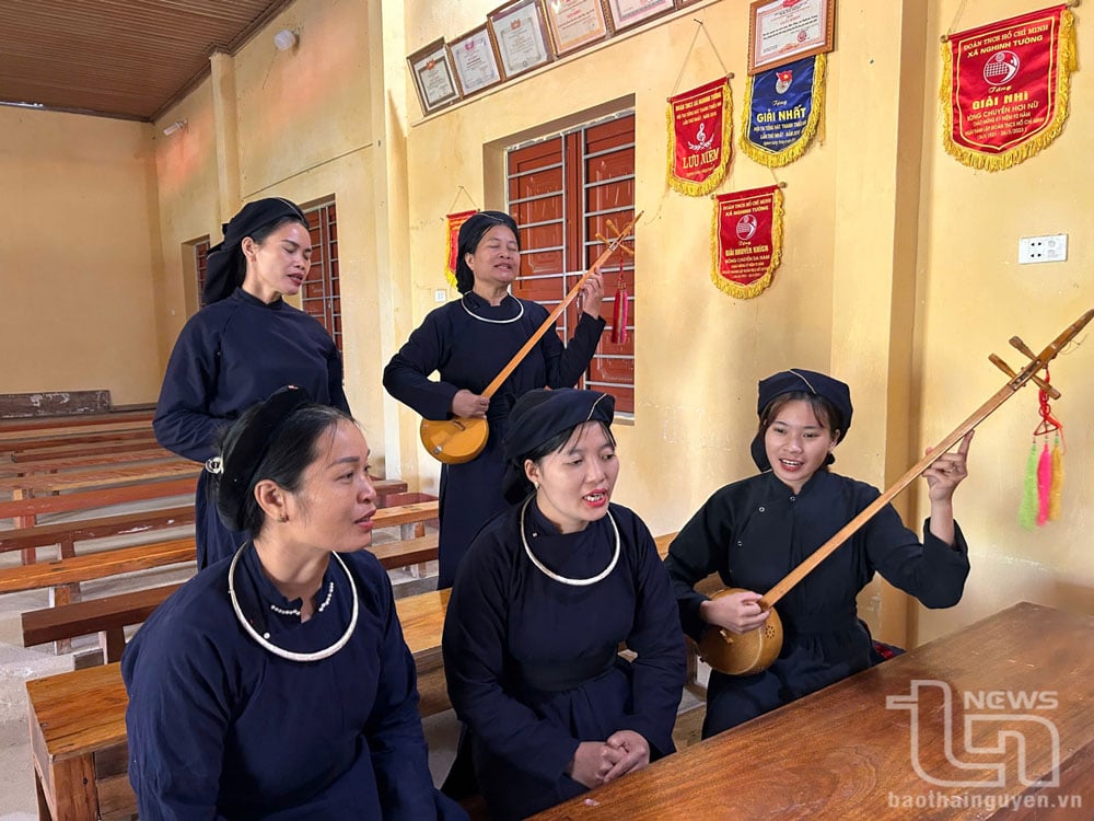 Thành viên Câu lạc bộ hát then đàn tính xóm Bản Nưa, xã Nghinh Tường (Võ Nhai) luyện tập bài Lời then dâng Đảng.