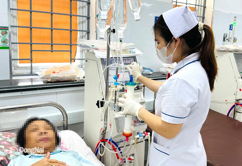 Las actividades de reconocimiento y tratamiento médico en los hospitales continúan con normalidad. En la foto: Pacientes reciben atención y tratamiento en el Hospital General Thong Nhat. Foto: H. Dung