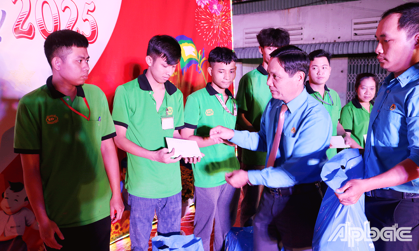 ប្រធានសហព័ន្ធការងារខេត្ត Tien Giang លោក Le Minh Hung ជូនអំណោយដល់សមាជិកសហជីព និងកម្មករក្នុងស្ថានភាពលំបាក
