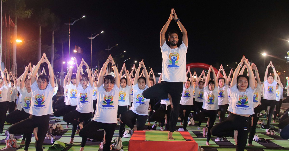 Hơn 1.000 người tham gia đồng diễn yoga quốc tế trong đêm Đà Nẵng
