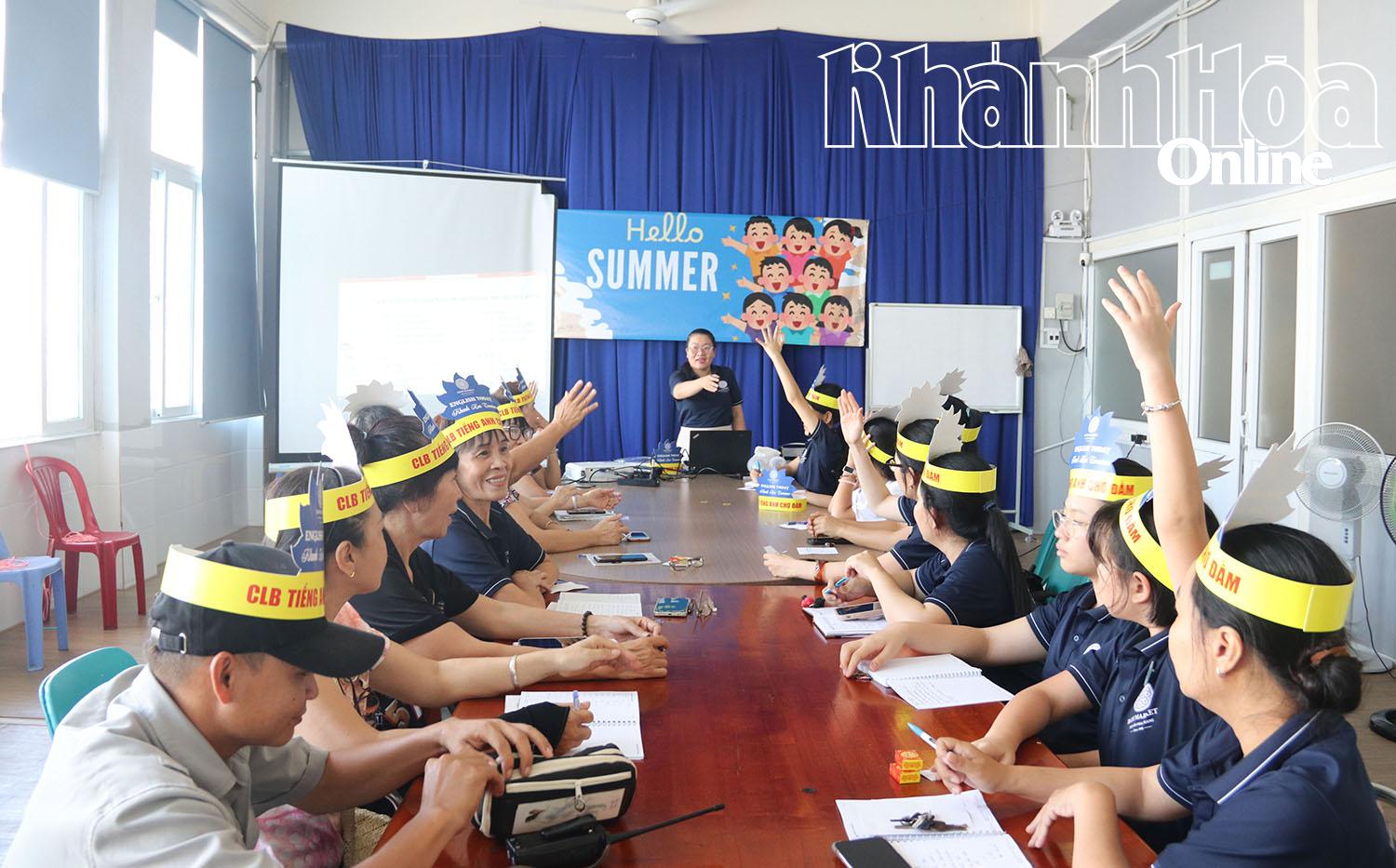 Không khí lớp học lúc nào cũng vui vẻ nên việc học tiếng Anh trở nên nhẹ nhàng, thoải mái. 