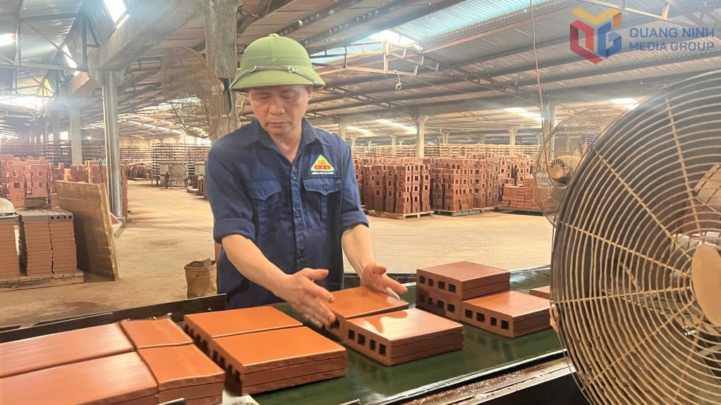 លោក Doan Viet Cuong ក្រុមហ៊ុន Gieng Day Quang Ninh Construction Ceramics Joint Stock Company ក្នុងការផ្លាស់ប្តូរផលិតកម្ម។