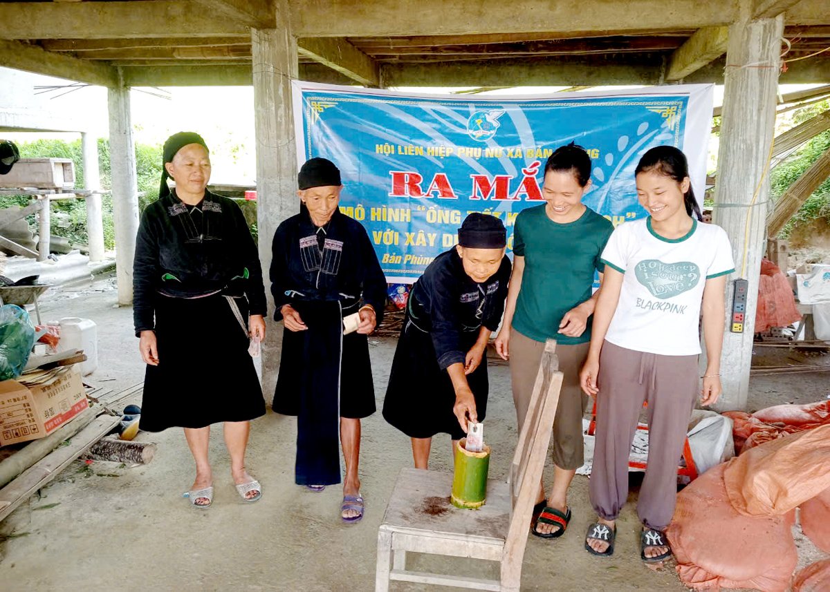 Mitglieder und Frauen der Kommune Ban Phung (Hoang Su Phi) setzen das Modell „3 saubere Sparröhren“ um.