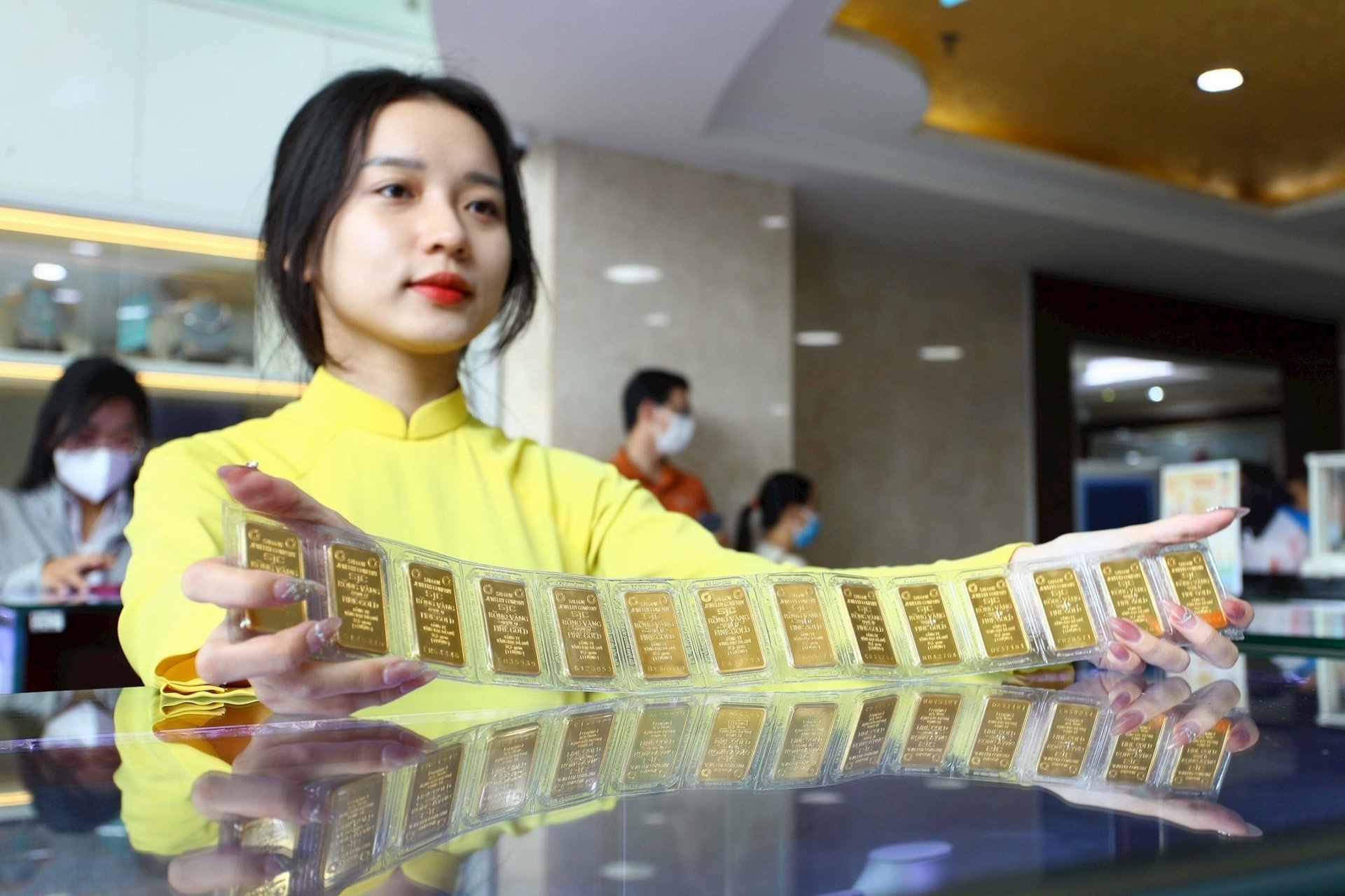 Giá vàng chiều nay 24 6 2025 Vàng SJC, DOJI đồng loạt giảm, vàng thế giới rớt thê thảm
