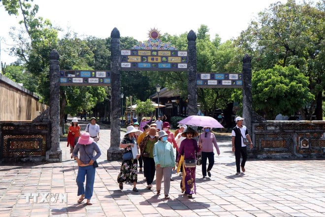 ttxvn-thua-thien-hue-khach-du-lich-0209-8746.jpg