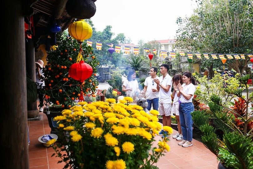 dai-viet-tourist-2.jpg