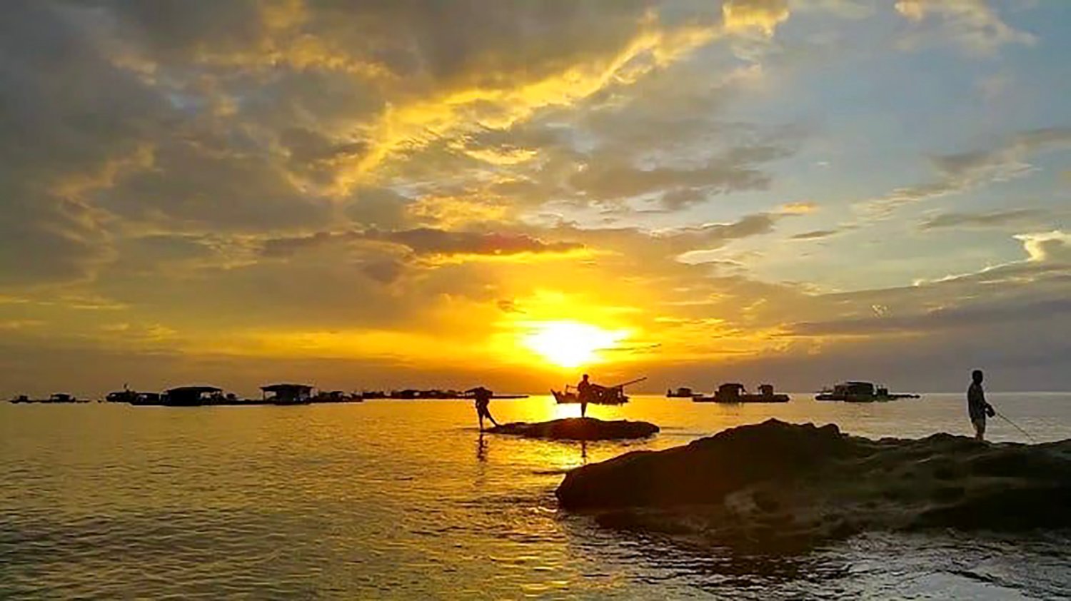 ពេលព្រឹកព្រលឹមនៅលើឆ្នេរ Van Gia ។ រូបថត៖ អ៊ីនធឺណិត