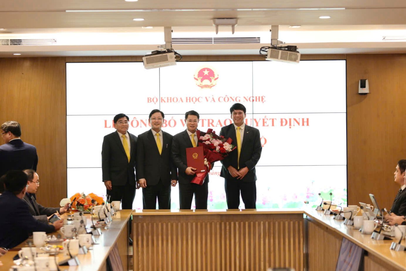 ban-lanh-dao-tong-cong-ty-buu-dien-viet-nam-chuc-mung-tan-chu-tich-hdtv.jpg