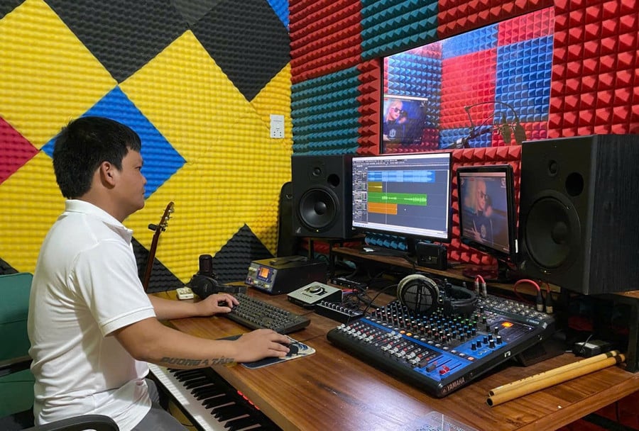 anh-duong-anh-tam-miet-mai-voi-viec-mix-master-tai-phong-thu.jpg