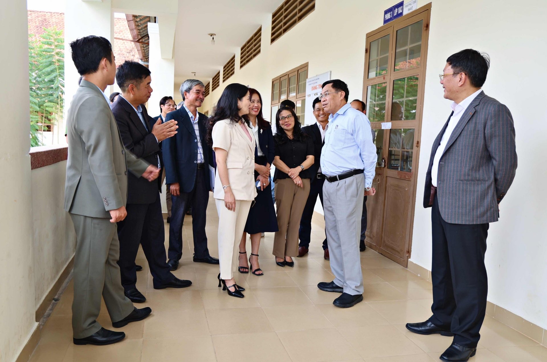 អនុប្រធានគណៈកម្មាធិការប្រជាជនខេត្ត លោក Vo Ngoc Hiep បានក្រើនរំលឹកដល់មន្ទីរនីមួយៗមិនត្រូវធ្វើជាកម្មវត្ថុក្នុងស្ថានភាពណាមួយឡើយ ត្រូវពិនិត្យឡើងវិញនូវរាល់លក្ខខណ្ឌចាំបាច់ និងពង្រឹងការសម្របសម្រួលជិតស្និទ្ធជាមួយមន្ទីរពាក់ព័ន្ធ។