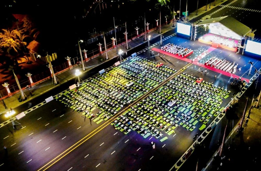 أكثر من 1000 شخص يشاركون في برنامج اليوغا الدولي - الصورة 2