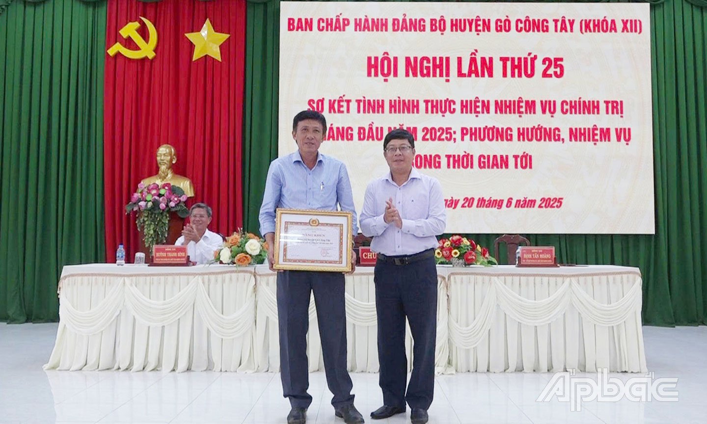 Đồng chí Trần Thanh Nguyên trao Bằng khen của Ban Thường vụ Tỉnh ủy khen thưởng Đảng bộ huyện Gò Công Tây hoàn thành xuất sắc nhiệm vụ 5 năm liền.