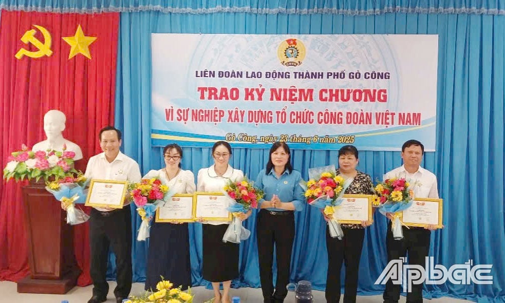 Trao Kỷ niệm chương của Tổng LĐLĐ Việt Nam cho các cán bộ lãnh đạo.