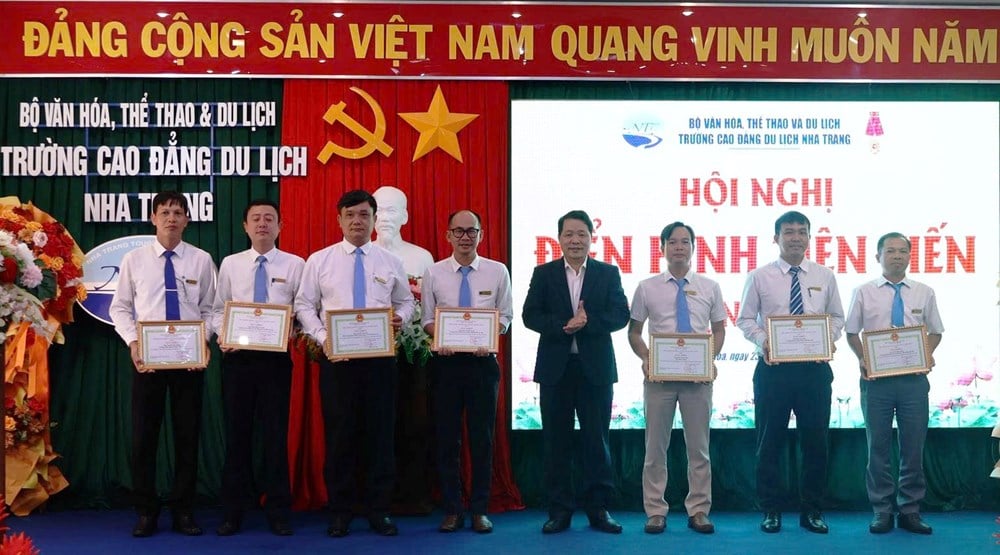 Trường Cao đẳng Du lịch Nha Trang: Khen thưởng tập thể và cá nhân xuất sắc - Ảnh 3.