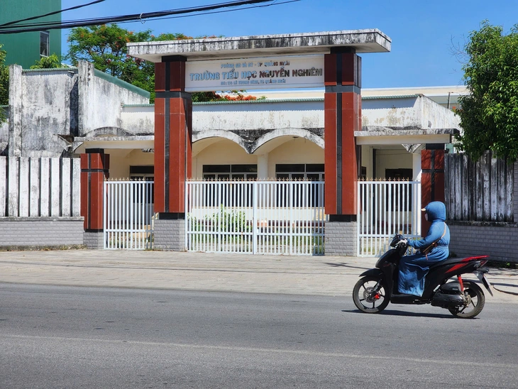 Cán bộ Kon Tum đăng ký cho con học trường 'điểm' quá nhiều, Quảng Ngãi khó xếp lớp - Ảnh 1.