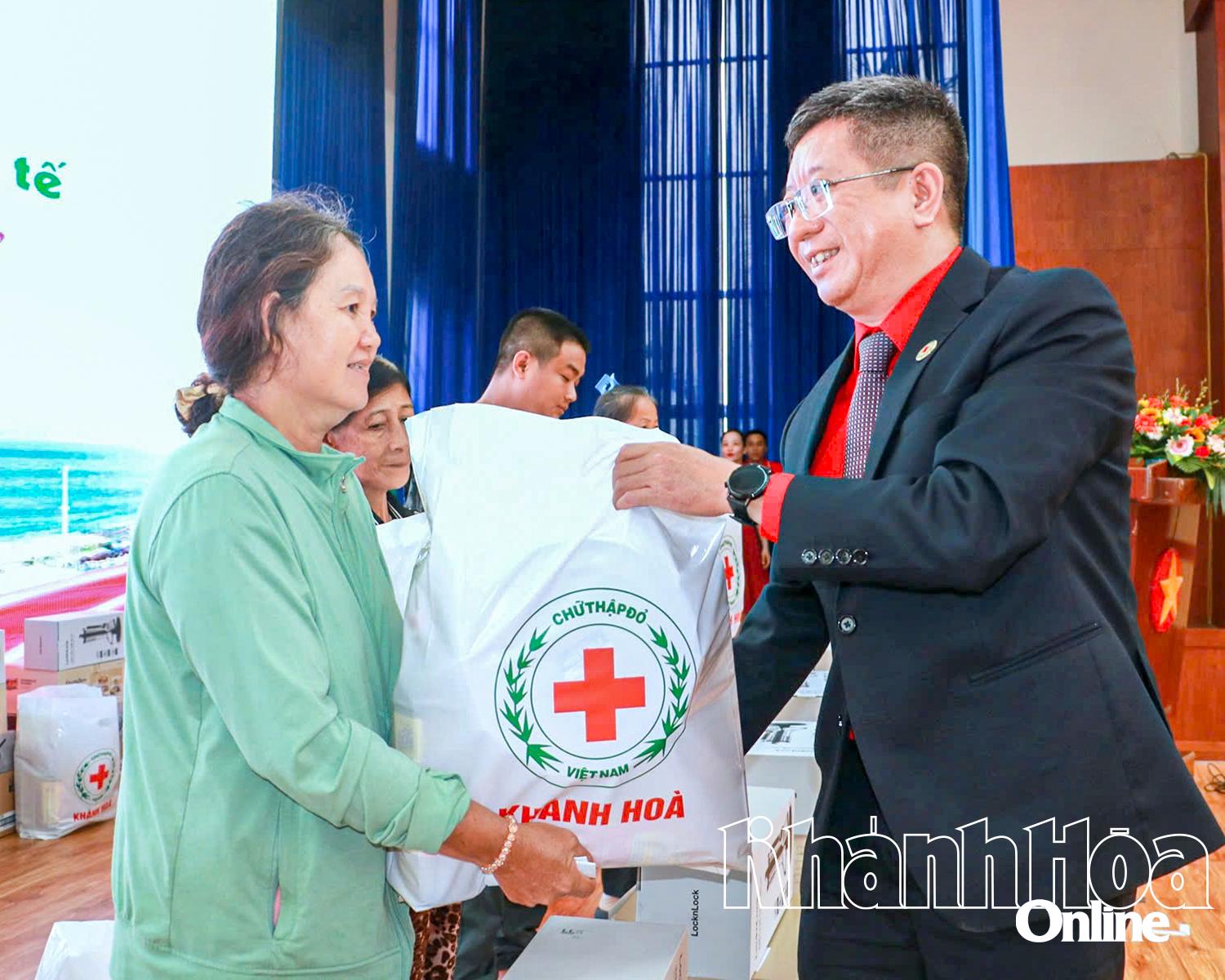 Leaders of the Provincial Red Cross Society presented gifts to households at the launching ceremony of Humanitarian Month 2025.