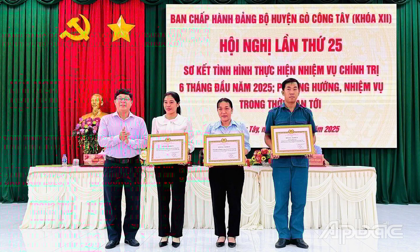  Đồng chí Trần Thanh Nguyên trao Bằng khen của Ban Thường vụ Tỉnh ủy khen thưởng cho các tập thể có thành tích tiêu biểu xuất sắc 5 năm liền.