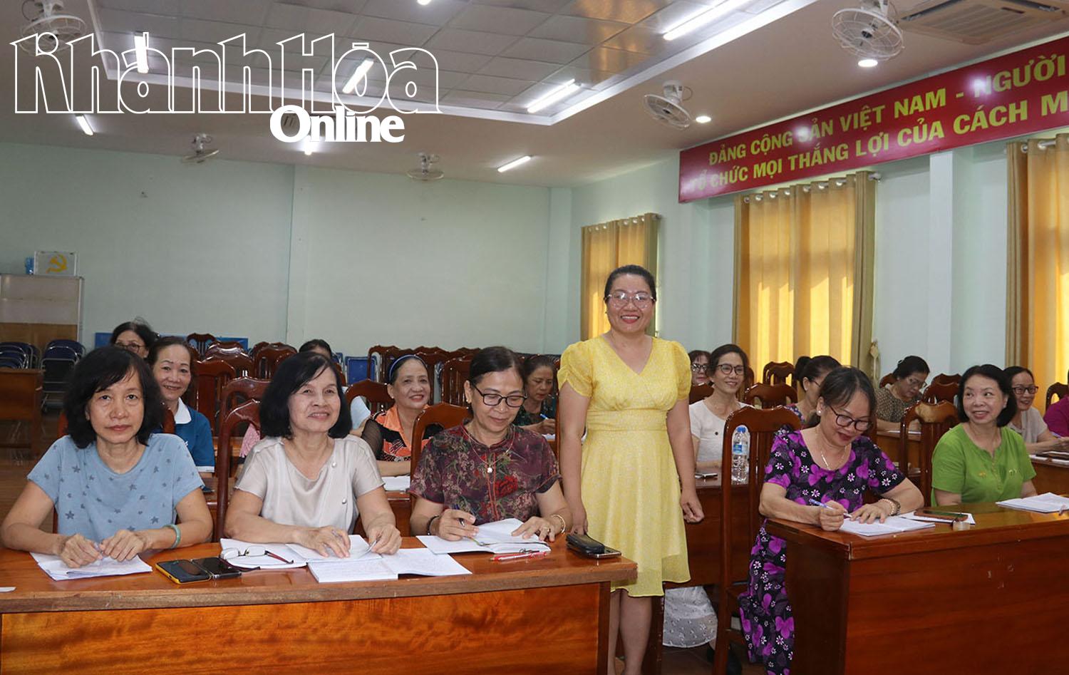 Bà Trang cùng các thành viên Câu lạc bộ tiếng Anh phụ nữ Tân Tiến trong 1 buổi học.