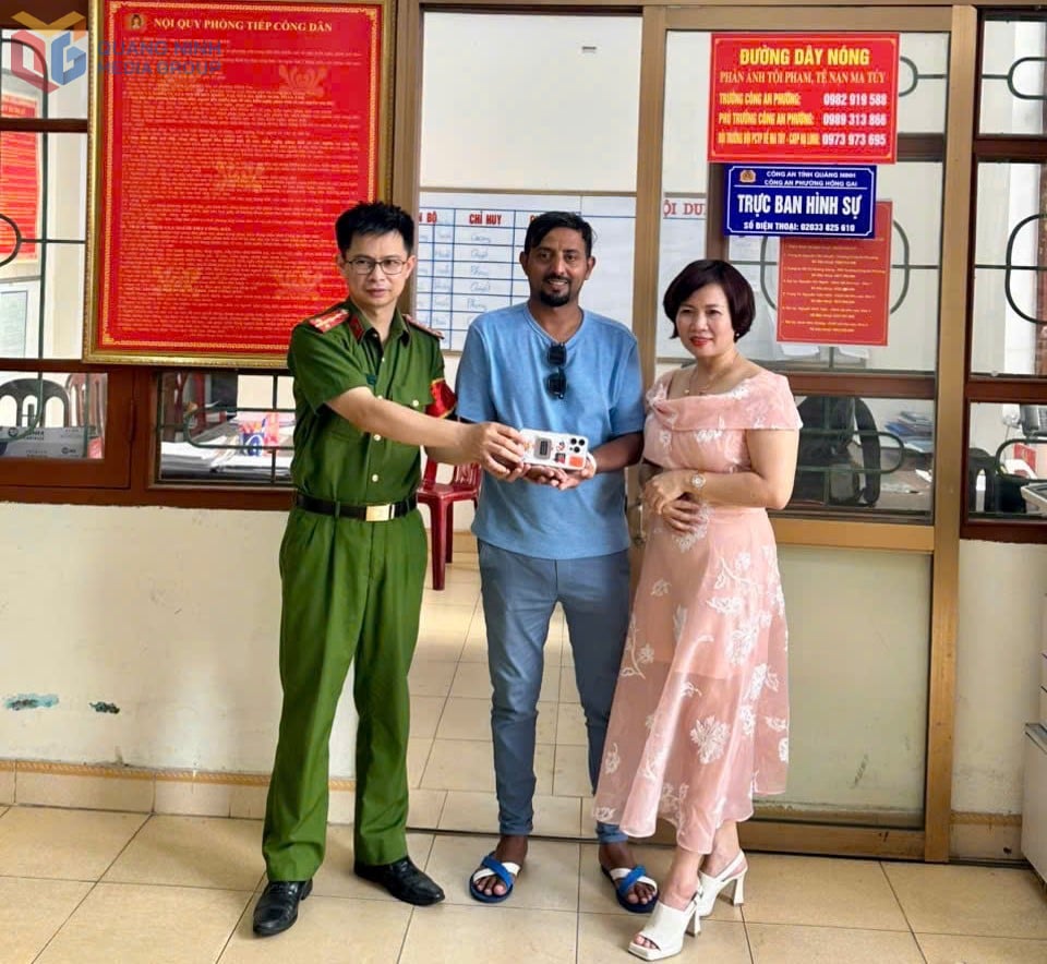 Trao trả lại điện thoại cho anh ALQUARNI TALAL OMARS