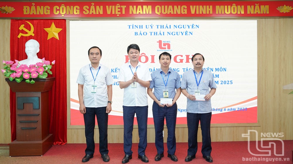 និពន្ធនាយកនៃកាសែត Thai Nguyen លោក Nguyen Ngoc Son បានសរសើរសមូហភាពឆ្នើមក្នុងយុទ្ធនាការធ្វើត្រាប់តាមកំពូល ដើម្បីអបអរសាទរខួបលើកទី 100 នៃសារព័ត៌មានបដិវត្តន៍វៀតណាម។