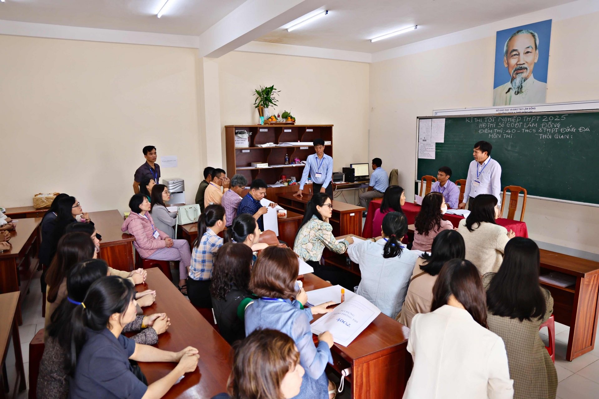 អ្នក​ត្រួត​ពិនិត្យ​ការ​ប្រឡង​ជួប​គ្នា​មុន​ពេល​ប្រឡង ដើម្បី​បំពេញ​នីតិវិធី​សម្រាប់​បេក្ខជន។