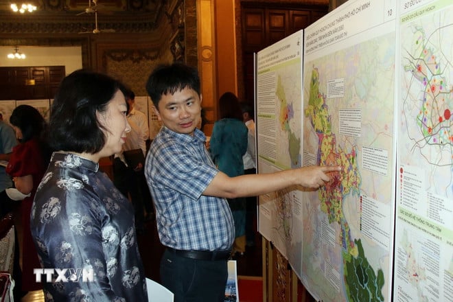 Delegates look at the planning map of Ho Chi Minh City. (Photo: Tien Luc/VNA)