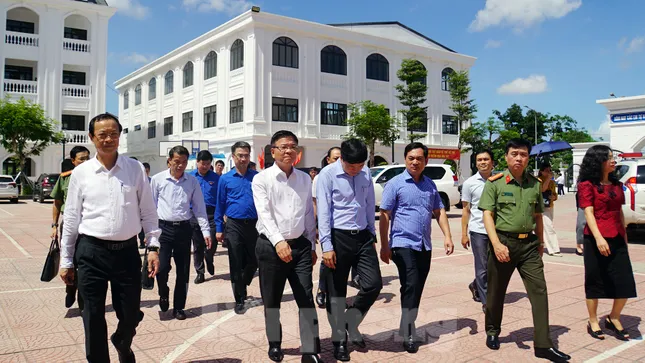Phó Thủ tướng Lê Thành Long dặn dò học sinh Hải Phòng trước ngày thi tốt nghiệp ảnh 1