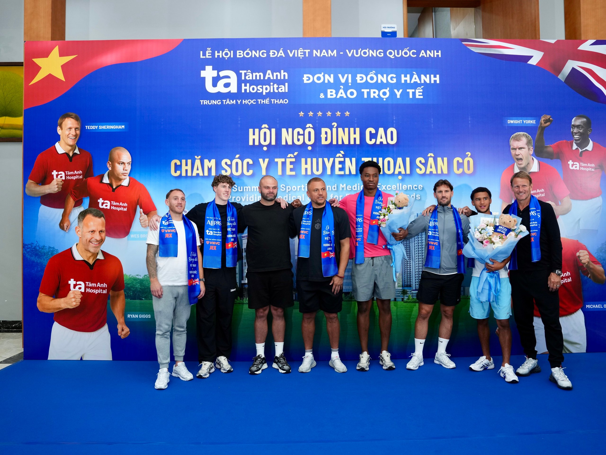 Teddy Sheringham và các huyền thoại ‘Man đỏ’ tạo ấn tượng mạnh tại Bệnh viện đa khoa Tâm Anh - Ảnh 6.